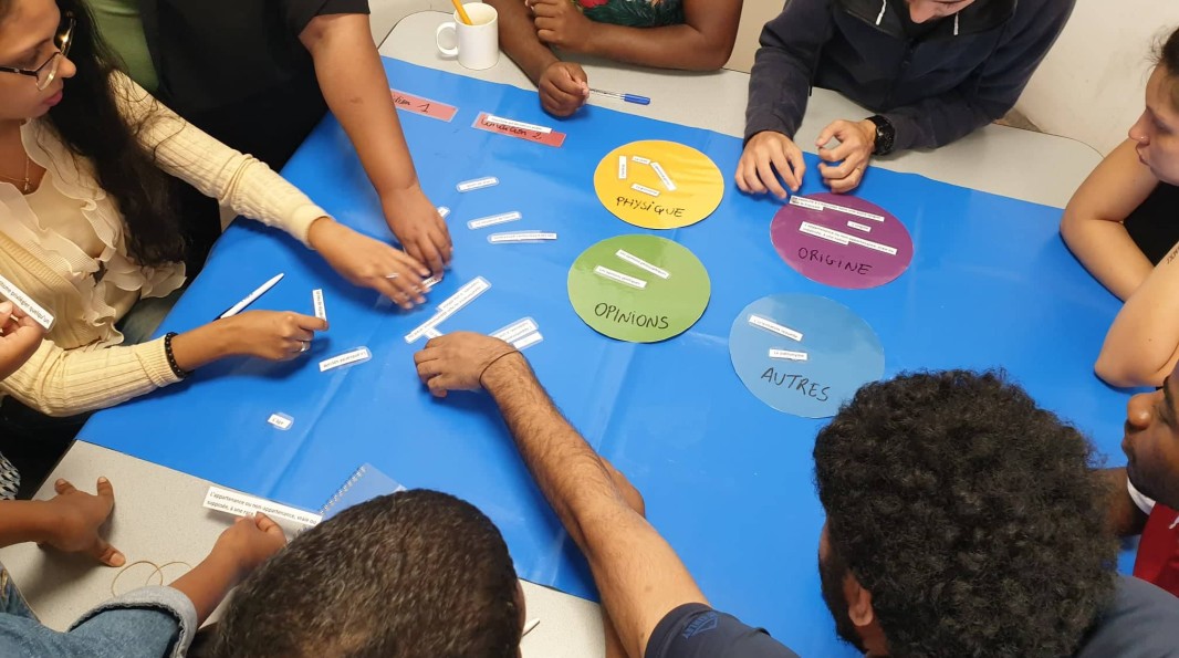 Photo de jeunes participant à un atelier collaboratif autour d’une table